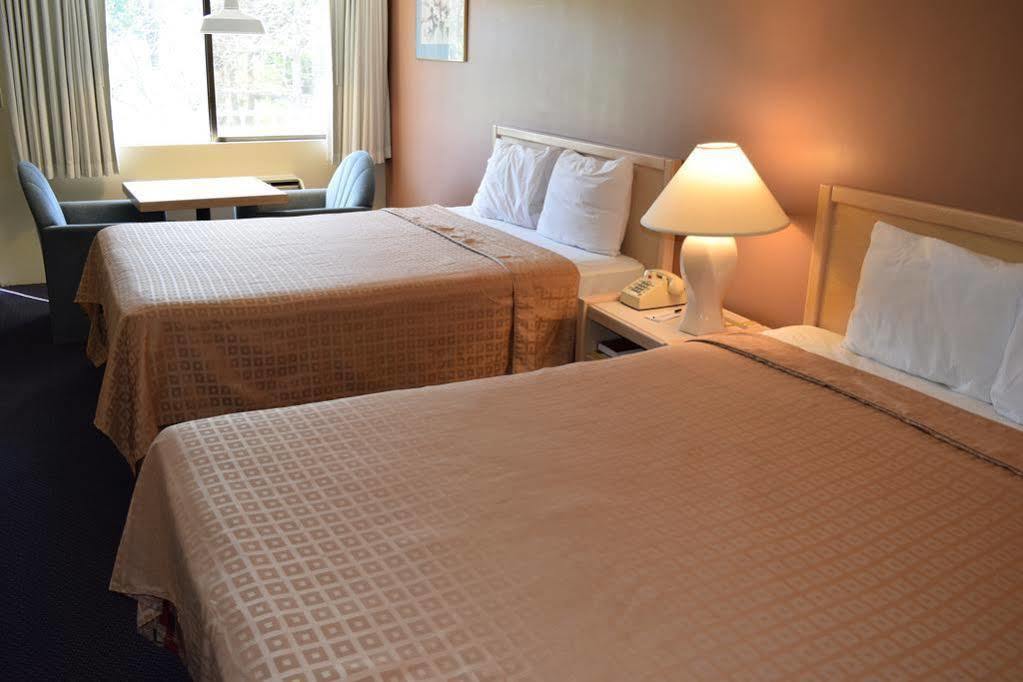 Valley Oaks Inn Woodland Extérieur photo